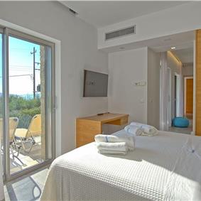 5 bedroom luxury villa with infinity pool, sea views and tennis court near Chania, sleeps 10